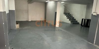 Casa bodega ubicada en el sector de Guayabal, fácil acceso desde la Carrera 65 o la Avenida Guayabal. Está en un sector que fue netamente residencial, pero ha cambiado a ser comercial e industrial liviano. Tiene 232 m2 construidos en 2 niveles, con muy buena zona de parqueadero al exterior, para 4 vehículos. Está arrendada con canon actual de $6.840.000 antes de IVA, con contrato a 1 año, fecha de inicio mayo del 2025, con incremento IPC  2 puntos. Paga predial trimestral de $260.648, avalúo catastral de $299.662.000