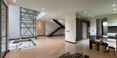 Casa de 2 niveles, en arriendo, entorno campestre y tranquilo. Fácil acceso a multiples servicios complementarios. Piso en porcelanato y madera laminada, sala  comedor, 3 alcobas, vestier, 4 baños, cocina integral abierta tipo americano, alcoba de servicio, baño de servicio, zona de ropas, balcon y terraza. 4 parqueaderos 2 cubiertos. Conjunto cerrado que cuenta con salon social, parques infantiles, vigilancia y porteria 24 horas, citofonia y circuito cerrado de tv.inmubles sujetos a verificacion de disponibilidad