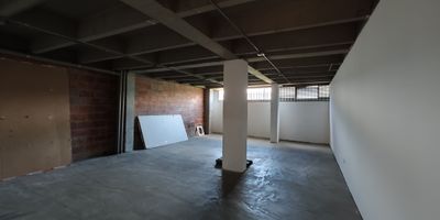 Excelente oportunidad de inversion: esta bodega es el espacio ideal para llevar tu idea de negocio al siguiente nivel. Su distribucion se adapta perfectamente a multiples usos comerciales o de almacenamiento. Ubicada en el estrategico sector de Centro San Antonio, una zona con alto flujo peatonal y rodeada de comercio activo, garantiza visibilidad y facil acceso. Contaras con el respaldo de nuestro equipo durante todo el proceso para que empieces a construir tus suenos con seguridad y confianza. No dejes pasar esta oportunidad! Comunicate ahora con uno de nuestros asesores y recibe mas informacion.