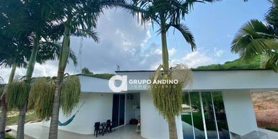 Se Vende Finca en la vereda Santo domingo  Lebrija Ubicado kilómetro 53 vía que de Bucaramanga conduce a Barrancabermeja, vereda Santo domingo, Lebrija Santander.Características del inmueble finca, área total del lote 16.000 m2, área construida casa 250 m2, dos habitaciones, 2 baños, cocina integral, sala, comedor, establos 400 m2, sala de ordeño 40 m2 y un parqueadero.VENTA $1.300.000.000pregunta por él, bajo el código Inmobiliario 1420-329 ¡Contáctanos! Agenda tu cita y con gusto te asesoramos.Contactos 3006684439 - 3025908733 - 3026225944Somos GRUPO ANDINO INMOBILIARIO, con nosotros tendrás tus trámites más fácil y rápido.