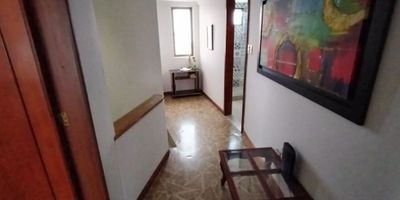 Casa en Palogrande Manizales

Oportunidad de adquirir una vivienda unifamiliar de 195 m2 en Palogrande Manizales con cuatro habitaciones y tres baños distribuidos en tres niveles. El primer nivel dispone de un garaje integrado, un cuarto pequeño y una cocineta de apoyo que brinda versatilidad. En el segundo nivel la sala comedor se une a la cocina integral y al patio de ropas cubierto junto a un baño social. El tercer nivel alberga tres dormitorios con armarios empotrados y dos baños adicionales que maximizan el confort.

Descripción de la propiedad

La construcción tradicional presenta suelos en cerámica y mármol, gas domiciliario y calentador para garantizar confort. El garaje adosado incluye sala de usos múltiples o comedor auxiliar según necesidad. La cocina integral con zona de lavandería facilitan las tareas cotidianas y la despensa aporta espacio extra. El baño en la habitación principal y el baño auxiliar están diseñados con acabados de calidad.

Descripción del entorno y acceso

Ubicada sobre vía principal en un barrio residencial de estrato seis cerca de centros comerciales universidades y parques. El acceso pavimentado y el transporte público cercano aseguran fácil movilidad. La proximidad a un centro médico y a zonas verdes ofrece seguridad y calidad de vida. Este entorno combina la tranquilidad de una zona residencial con la cercanía a servicios urbanos.

Contáctanos

Si esta casa en Palogrande Manizales cumple tus expectativas escríbenos por WhatsApp para agendar tu visita y resolver todas tus dudas. Nuestro equipo estará atento para acompañarte en cada paso hasta la firma final. Envía tu mensaje ahora y convierte este espacio en el hogar que siempre soñaste.


 
