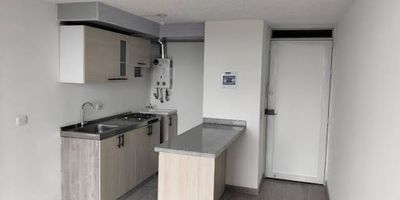 Se arrienda espectacular apartamento en el sector de Castilla, 42 mts cuenta con 2 habitaciones sin closet, 1 baño enchapado, sala comedor con vista exterior, cocina integral con gas natural, zona de lavandería con calentador a gas, pisos en cerámica. El conjunto cuenta con club house piscina, bbq, parque de niños, salón social, salón de juegos. Excelente ubicación cerca a vías principales y fácil acceso a trasporte publico. 