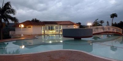 Linda y acogedora casa en conjunto residencial, totalmente remodelada, cuenta con tres habitaciones,  dos baños, sala  con chimenea funcional, comedor, estudio, cocina abierta bastante equipada, comedor auxiliar, terraza cubierta, deposito, la casa cuenta con ventanales con vidrios de seguridad, tiene instalación eléctrica con lamparas  led, cuenta con arboles frutales y bbq. Tiene tanque de reserva de agua con sistema de presión.  El terreno de la casa tiene un area de 1.600 mts. El condominio cuenta con cámaras de seguridad, zona social con baño turco,sauna, salón de juegos de mesa, zona ecológica, capilla, cancha de squash, cancha de tenis.