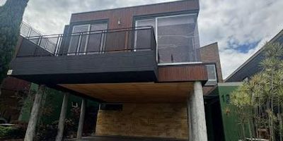  Amplia vivienda en unidad cerrada – COP 13.500.000 

 Características principales

4 habitaciones, todas con espacio para clóset (opción de vestier)

Sala y comedor amplios, conectados y llenos de luz

4 baños completos   1 baño adicional en alcobas

Cocina integral equipada con red de gas y calentador

Zona de ropas independiente   cuarto útil

Patio amplio   balcón con ventanal panorámico

Ducha moderna en baño principal

1 o varios parqueaderos disponibles

 Entorno y amenidades de la unidad cerrada

Portería con vigilancia 24/7

Zonas verdes bien cuidadas

Juegos infantiles, cancha deportiva y zona recreativa

Parqueadero para visitantes

