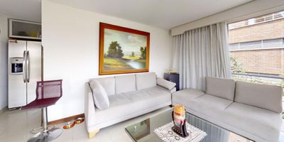 Se vende casa de 211 m2 en excelente sector de Envigado, cuenta con 5 alcobas, 4 baños, cocina integral, zona de ropas y balcón. Tiene parqueadero doble lineal y cuarto útil. La unidad cuenta con zonas como piscina climatizada, área infantil, áreas deportitvas y salon social. Es una gran oportunidad para vivir en un espacio amplio que brinde comodidad y tranquilidad. ¡Contáctanos ahora y recibe más información!
