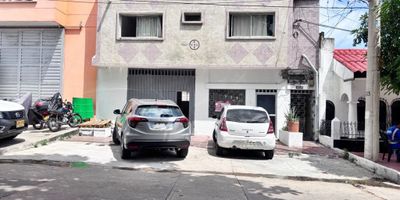 Bodega en alquiler ideal para almacenamiento o distribución, con area total: 300 m²; cuenta con espacios funcionales como: recepción, Oficinas administrativas, dos baños, ptio pequeño, zona de parqueo, Ubicada en un punto estratégico, barrio Boston.