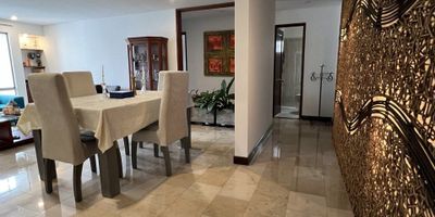Vendo hermoso Apartamento ubicado en piso 6 en Normandia, excelente ubicación, maravillosa vista y rodeado de un maravilloso pulmón de árboles y naturaleza. Queda cerca de todo lo que se necesita en un hogar!. 
Cuenta con 120M2 aproximados y consta de: Sala Comedor, cocina integral, zona de oficios con calentador y baño de alcoba, baño social, 3 habitaciones, principal muy amplia con vestier y baño, baño de alcobas.
Cuenta además con parqueadero lineal para 2 vehículos y un depósito.
El apartamento se presenta reformas en la cocina, 
La unidad cuenta con salón social, piscinas, turco, sauna, juegos infantiles y un pequeño gym.
Valor administración $843.000
Presenta hipoteca con Davivienda por $199 millones aproximados
Excelente procedencia.
Precio de venta $640 millones negociables