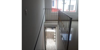 Casa con Renta en La Asunción, Manizales

Oportunidad de invertir en una casa multifamiliar de 140 m2 privados sobre un lote de 80 m2 en La Asunción Manizales, que incluye tres unidades independientes listas para generar ingreso mensual. El inmueble reformado incluye acabados en cerámica y mármol que reflejan la luz natural y realzan cada espacio. Cada apartamento cuenta con servicios independientes de agua, gas y luz para garantizar autonomía. Esta propiedad combina potencial de renta con diseño funcional pensado para inquilinos exigentes.

Descripción de la propiedad

En el primer nivel se ubica un apartamento con sala comedor, cocina con dos closets, tres habitaciones, dos baños y patio privado, además de garaje convertible en sala de usos múltiples. El segundo nivel alberga un apartamento de dos habitaciones, un baño, sala comedor, cocina y patio independiente. El tercer nivel ofrece un apartaestudio con un ambiente, un baño, cocina y espacio para lavandería. Todas las unidades cuentan con hall de alcobas y suelos en cerámica y mármol que facilitan el mantenimiento.

Descripción del entorno y acceso

La casa se sitúa en La Asunción, un barrio residencial con acceso pavimentado y transporte público cercano que conecta con el centro de Manizales. Muy próxima a colegios, universidades y un centro médico ofrece comodidad para familias y profesionales. Las zonas verdes y parques cercanos invitan al esparcimiento al aire libre. El estrato tres garantiza tarifas de servicios asequibles en un entorno tranquilo y consolidado.

Contáctanos

Si esta casa con renta en La Asunción Manizales se ajusta a tus metas de inversión, escríbenos por WhatsApp para agendar una visita y conocer los detalles de la renta pasiva que puedes obtener. Nuestro equipo atenderá tus consultas y te acompañará en cada paso del proceso. No dejes pasar la oportunidad de diversificar tu portafolio con esta propiedad. Envíanos tu mensaje ahora y asegura una fuente de ingres