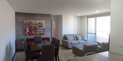 Apartamento para arriendo en envigado en la loma del esmeraldal. Cuenta con amplios y cómodos espacios todo dentro de un entorno familiar y tranquilo con una excelente iluminación natural. El apartamento cuenta con 2 habitaciones la principal con baño y Vestier y las auxiliares con closet, sala comedor, balcón, baño social, cocina integral, zona de ropa, parqueadero doble lineal, cuarto útil y mucho mas . Este apartamento cuenta con una ubicación estratégica cercano a colegios y vías que te facilitan la movilidad y no le da el poniente, tiene también facilidad de acceso a rutas de transporte publico. La unidad cuenta con muy buenas zonas comunes en las cuales podrás encontrar diversión y tranquilidad piscina, gimnasio, parque infantil entre otras. 