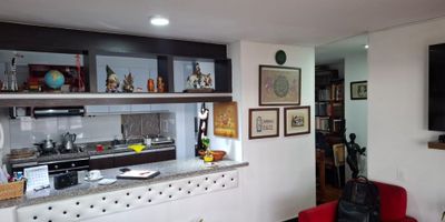 Moderno apartamento en venta en Modelia – Conjunto Residencial Viva 26

Vive en una de las zonas más exclusivas y tranquilas de Bogotá, en este espectacular apartamento de 89,31 m² (área privada) y 104,29 m² (área construida) con vista exterior y excelente iluminación natural (sol de mañana y tarde).

Características destacadas:
3 habitaciones amplias
2 baños modernos
Estudio ideal para trabajo en casa
Doble balcón para disfrutar del aire libre
Cocina integral y zona de lavandería
1 depósito y 1 parqueadero privado
Ubicado en el 2.º piso
Estrato 4 – Gastos mensuales: $502.200
Construcción de 2013 en excelente estado

Ubicación estratégica:
A pasos del Hotel Hilton Garden y de la estación TransMilenio Modelia
Zona residencial tranquila y de alta valorización

Una excelente oportunidad de inversión o para vivir con comodidad y estilo.

¡Agenda tu visita y descubre por qué este puede ser tu próximo hogar!

T
