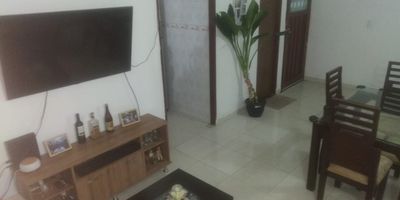 ¡Claro! Aquí te dejo una versión mejorada de la descripción:

*¡Oportunidad Única en Prados de Oriente!*

Se vende hermoso apartamento en primer piso con 60 metros cuadrados de área privada. Ubicado en una zona estratégica cerca de la autopista sur oriental, lo que facilita tus desplazamientos diarios.
*Características Destacadas:*
- 3 amplias alcobas con closet para un almacenamiento eficiente
- 1 baño moderno y funcional
- Sala-comedor amplia y luminosa para disfrutar con familiares y amigos
- Cocina integral equipada para facilitar tus tareas culinarias
- Zona de oficios para mayor practicidad en tus actividades diarias
*Beneficios Adicionales:*
- Parqueadero comunitario para garantizar la seguridad de tu vehículo
- Administración mensual de $250.000 pesos, negociables para adaptarte a tu presupuesto
*Precio de Oportunidad:*
155 millones de pesos, con posibilidad de negociación para llegar a un acuerdo justo