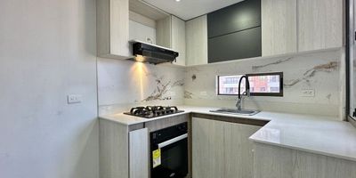 Moderno apartamento en venta en el sector Fabricato de Bello, ubicado en el conjunto residencial Flor de Agua. Con una excelente distribución de 62 m2, cuenta con 2 habitaciones, 2 baños cabinados, sala comedor y un balcón con orientación privilegiada sin exposición al poniente. Incluye parqueadero y cuarto útil integrados. Inmueble con acabados de lujo y diseño industrial, además de piso en porcelanato de gran formato. La unidad cerrada ofrece portería 24 horas, zona de juegos, salón social, guardería y zonas comunes en desarrollo como piscina, gimnasio y cancha. Excelente ubicación cerca del centro comercial Parque Fabricato, la zona comercial del barrio Obrero, la estación de metro Bello y el parque principal del municipio.