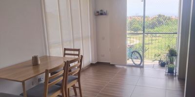 Vendo apartamento en Valle Lili ,unidad cerrada 60 mtrs .
Lindo apartamento esquinero con vista abierta al parque y a los farallones ,no da sol de la tarde ,cuenta con 2 habitaciones con closets  la  principal con baño privado ,estudio o 3 habitación .cocina abierta con gas natural y zona de oficios con lavadero ,sala con balcón y ventanales de piso a techo, baño de habitaciones con división de vidrio templado .pisos en cerámica y luz led. El apartamento es muy fresco y silencioso no tiene ruido de vías principales cerca .unidad cuenta con ascensor ,piscina de niños y adultos ,parque y zona verde .seguridad  24 horas .transporte publico de mío pasando por la vía aledaña .sector tranquilo con muchas zonas verdes .