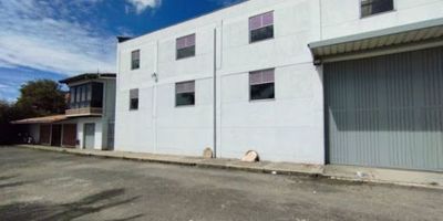 Bodega en arriendo, con 384 metros cuadrados, energía trifásica, altura de 8 metros, mezanine, ubicación privilegiada en la autopista Medellín-Bogotá, ideal para tener tu empresa, te animas a conocerla. En Umbral tenemos las mejores opciones para ti.  