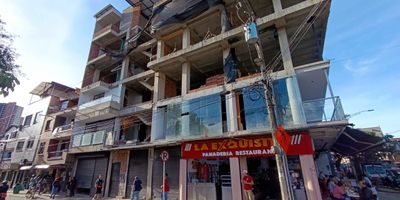 Arriendo Itagüí Local El Guayabo, 2do piso, esquinero, estrato comercial, sobre vía principal con un área de 300 m2 aproximadamente, con un frente de 15 mts, fondo de 21 mts, una altura de 2.5 mts, espacio abierto, 1 baño, balcón, fachada en vitrina, buen transporte público, cerca de la iglesia del guayabo.

Canon más Iva
Admón. no aplica