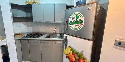 ¡Tu Nuevo Hogar Te Espera!
Arrienda este encantador apartamento amoblado de 40 m², diseñado para tu comodidad. Cuenta con una acogedora habitación, sala-comedor integrada, y una cocina completamente equipada para tus necesidades culinarias. Además, incluye un parqueadero exclusivo, brindándote tranquilidad. Su ubicación privilegiada te conecta con todo lo que necesitas. ¡Prepárate para vivir con estilo y confort en este espacio ideal!