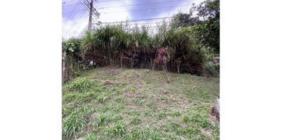 Venta de Lote , Ubicado en el sector del barrio la Raya en Caldas Antioquia, sobre via principal, cuenta con los servicios de agua y de Energia.

Cerca de comercio, zona de comidas y de fácil acceso a transporte.

¡Contáctanos y agenda tu visita hoy mismo!

Recuerda que te ayudamos en todo el proceso de tu crédito de vivienda!
