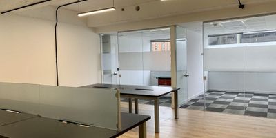 Moderna oficina en arriendo, recién remodelada y lista para estrenar, ubicada en el prestigioso edificio Northpoint. Con 90 m² de área construida, ofrece tres oficinas privadas, dos baños y un espacio abierto ideal para trabajo colaborativo. Cuenta con dos parqueaderos y el edificio brinda vigilancia 24 horas, asegurando un entorno seguro y confortable. Gracias a su diseño funcional, acabados renovados y excelente ubicación, esta oficina es ideal para empresas que buscan un espacio profesional de alto nivel listo para ocupar.
