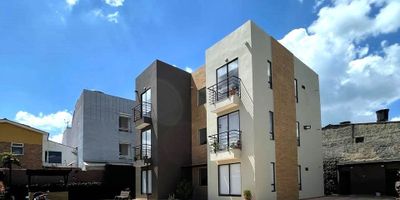 ¡Estrena apartamento en Tabio, donde la comodidad se encuentra con la naturaleza! Este moderno inmueble de 100 m construidos 96 m privados está ubicado en un edificio exclusivo de tres pisos. Cuenta con tres alcobas, una con walking closet y baño privado,  Además, ofrece una excelente iluminación natural y acabados de alta calidad. Ubicado a solo 5 minutos del casco urbano de Tabio, 10 minutos de Cajicá y 40 minutos de Puente Piedra, con vías de acceso excepcionales, es la combinación perfecta de tranquilidad y conectividad. ¡Agenda tu visita hoy mismo!