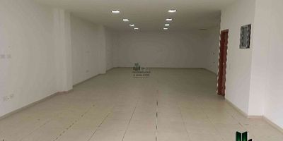 ¡Encuentra tu espacio ideal en Santa María, Itagüí!
Te presentamos un sorprendente local de 120m2, perfecto para darle vida a tus ideas. 
Ubicado estratégicamente en el corazón del barrio Santa María, contará con todo lo que necesitas a solo pasos: colegios de primer nivel, centros comerciales y rutas de transporte público para moverte con facilidad.
Su acogedor espacio interior está listo para ser adaptado a tus necesidades. Disfruta de amplias áreas con piso en cerámica y un cuarto de baño completamente renovado. 
¡Haz realidad tu proyecto en este vibrante sector de Itagüí! Contamos con flexibles opciones de arriendo y asesoría para poner en marcha tu negocio.
No dejes pasar esta oportunidad única de llevar tu marca al siguiente nivel, en un lugar idealmente comunicado y con todo el potencial que necesitas para triunfar. 
Contactanos hoy mismo para agendar una visita y descubrir todo lo que este local puede ofrecerte. ¡El éxito está a solo unos pasos!