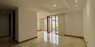 Apartamento en arriendo en unidad cerrada ubicada cerca a supermercados, restaurantes, centros comerciales, servicio público de transporte y servicios complementarios del sector. Cuenta con piso en mármol, puerta de seguridad, sala .comedor, 3 alcobas con baño en cada una para un total de 4 baños,  vestier en la principal, baño social, cocina integral abierta tipo americano, cuarto útil, zona de ropas, balcón y parqueaderos lineales cubiertos .. Conjunto cerrado con ascensor y zonas sociales que incluyen piscina, gimnasio, salón social, sauna, turco, parques infantiles, placa polideportiva, zonas verdes, vigilancia y portería 24 horas y circuito cerrado de tv. inmubles sujetos a verificacion de disponibilidad