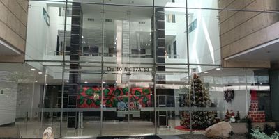 Descubre esta excepcional oficina en arriendo, ubicada en un prestigioso edificio sobre la calle 97, en el exclusivo sector de Chicó, a pocos pasos del parque de la 93. Con 79 m² de área construida, ofrece un diseño moderno que incluye una oficina privada, sala de juntas, baños y un amplio espacio abierto ideal para trabajo colaborativo. Además, cuenta con dos parqueaderos y servicio de vigilancia 24 horas, garantizando comodidad y seguridad para tu equipo. Una oportunidad única para establecer tu negocio en una de las zonas más cotizadas de la ciudad.
