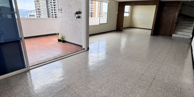 Impresionante penthouse con 207 mts2, 5 habitaciones, 4 baños, balcón, cocina integral, parqueadero privado, doble ascensor, seguridad y dos bahías de parqueaderos.