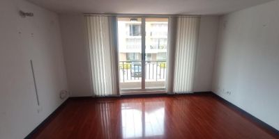 Apartamento ubicado en la zona de Madrid Cundinamarca , en unidad residencial completa con 12 torres de 18 pisos cada una con 4 apartamentos por piso. El apartamento se encuentra en el piso 2. En el podras disfrutar espacios comodos, amplios y luminosos. Cuenta con una excelente ubicacion de facil acceso a transporte publico, colegio la Salle , universidad la Salle , centro comercial casa blanca , parroquia san francisco de paula ,hospital santa Matilde , supermercado olimpica , gimnasio Smart fit , restaurante, entidad bancaria, facil acceso a vias principales Madrid Cundinamarca, permitiendote estar cerca de todo lo que necesitas.