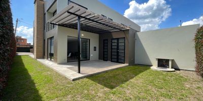 ¡Descubre la casa campestre de tus sueños en Tabio, Cundinamarca! Estrena esta hermosa propiedad de dos plantas con excelentes acabados, diseñada para brindar comodidad y estilo. Cuenta con tres habitaciones, cada una con baño privado, un baño social, cocina integral abierta, patio y una iluminación natural espectacular. Todo esto en una ubicación privilegiada a solo 10 minutos de Cajicá,  30 minutos de centro chía, 40 minutos  de puente piedra y 5 minutos del casco urbano de Tabio. ¡Un hogar perfecto para disfrutar la tranquilidad del campo sin alejarse de la ciudad! Agenda tu cita hoy  mismo.