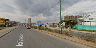 ¡Haz realidad tu proyecto en la mejor zona de la ciudad! Atos Inmobiliaria ofrece en venta un lote con ubicación privilegiada, a pocos pasos del Centro Comercial Viva, en una zona residencial de alta valorización y excelente proyección urbanística. Con un área de 105 metros cuadrados, este espacio es ideal para construir el hogar de tus sueños o realizar una inversión segura y rentable. ¡No dejes pasar esta oportunidad! Contáctanos y agenda tu cita hoy mismo.