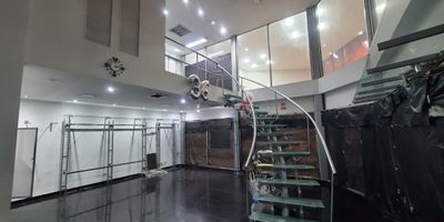 En venta o Renta  Local comercial en Cosmocentro con un area de 67m2.
Primer piso 47m2, mezzanine  20m2. Administracion $1.900.000
Renta $9.500.000 incluida administracion
Valor venta $900.000.0000 Millones.
Avaluo $ 1.120.000 Millones.