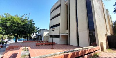 ¿Buscas un consultorio con estilo? Este espacio de 62.48 m2 cuenta con un baño, piso en baldosa y vigilancia 7x12. Además, tiene ascensor y parqueadero. Ubicado en edificio sobre vía principal. ¡No dejes pasar esta oportunidad! Contáctanos para más información.