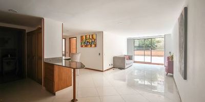 Apartamento para la venta ubicado en el sector Aves María Sabaneta. Cuenta con buenos acabados y buena iluminación, consta de 2 habitaciones una con closet y la otra con vestier, 2 baños cabinados, sala-comedor, cocina integral abierta, zona de ropas y una terraza muy amplia aproximada de 70 m2. La unidad ofrece portería 24 horas, ascensores, parqueaderos, piscina, juegos y salón social. Situado en una zona residencial tranquila con supermercados, y a solo 10 minutos del tránsito de Sabaneta y el centro comercial Aves María. Cuenta con rutas integradas del metro.