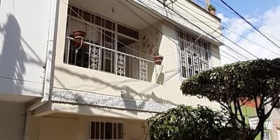 Casa en venta en Girón, Santander, ubicada en el barrio UB. SAN JORGE II, dentro de un sector residencial cerca a Portal Campestre. Este inmueble de estrato 4 ofrece 165 m² construidos y 150 m² privados, distribuidos en 3 habitaciones y 3 baños. Con 15 años de antigüedad, es una propiedad bien conservada. Precio de venta: $350.000.000. Para conocer más detalles o programar una visita, puede contactarnos vía whatsapp, quiero que me contacten o ver teléfonos.