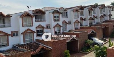 Se Vende casa en el Conjunto Residencial Palmeras del Cacique 1 – Bucaramanga 
Ubicada en el sector lagos del cacique, sector residencial, cerca de supermercados, colegios, universidades, hoteles, centro comercial el cacique, parques y vías principales.
Características: Área 240 m2, estrato 6, casa de 3 niveles, 5 habitaciones, 5 baños, sala, comedor, cocina, zona de ropas, patio, balcón y 2 parqueaderos.
El conjunto cuenta con: 2 piscinas, turco zonas verdes, cancha múltiple, gimnasio biosaludable, sendero ecológico, zonas verdes y vigilancia las 24 horas.
VALOR: $900.000.000 - ADMINISTRACIÓN: $500.000
Pregunta por él, bajo el código Inmobiliario 1420-331 ¡Contáctanos! Agenda tu cita y con gusto te asesoramos.
Contactos: 3006684439 – 3025908733 - 300 800 6712.
Somos GRUPO ANDINO INMOBILIARIO, con nosotros tendrás tus trámites más fácil y rápido.
