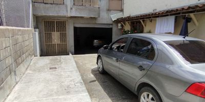 Bodega en arriendo en El Retiro, Antioquia. Ubicada estratégicamente en el sector El Coliseo, esta bodega ofrece 135 m² de área construida y privada. Es un inmueble de un piso, con un año de antigüedad y estrato 4. Ideal para diversas actividades comerciales o de almacenamiento. El canon de arriendo es de $4.500.000. Tenga en cuenta que no cuenta con parqueaderos privados. Para más información o para coordinar una visita, puede contactarnos a través de WhatsApp, la opción "Quiero que me contacten" o ver los teléfonos disponibles.