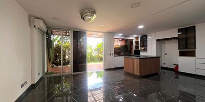 Casa en arriendo en unidad cerrada. Son solo 12 exclusivas casas vanguardistas, modernas con excelentes acabados. Zona muy campestre y de alta valorizacion cerca a Iglesias, colegios, comercio y rutas de transporte publico. Piso en porcelanato, tres niveles, chimenea, sala y comedor independientes, estar de tv, 3 alcobas con baño en cada una, jacuzzi, cocina integral abierta tipo americano, zona de ropas, terraza, jardin y parqueaderos paralelos y lineales cubiertos. Cuenta con parques infantiles, infantiles, citofonia y circuito cerrado de tv y vigilancia de 24 horas. 
Inmuebles sujetos a verificación de disponibilidad
