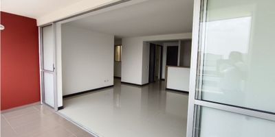 ARRIENDO moderno apartamento ubicado en 8 piso con ascensor hasta el sótano zona sur de Cali, cerca a las universidades, centros comerciales, clínicas, acceso a transporte público.  El apartamento con vista interna, ofrece cocina abierta, amplia sala comedor, balcón, zona de oficios independiente, zona de estudio o sala de tv, baño auxiliar de alcobas, 2 habitaciones auxiliares con closet y habitación principal con baño privado y vestier además cuenta con parqueadero en sótano. La unidad ofrece salón social, salón de juegos, zona de juegos infantiles, jacuzzi, piscina niños y adultos, gimnasio.
