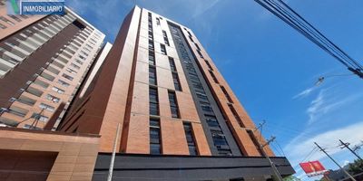 Oficina Consultorio con énfasis en servicios de salud para arriendo de 31,59 metros cuadrados, que goza de buena iluminación por quedar en esquina. El área está distribuida en 2 espacios (uno para recepciòn y el segundo, salón), 1 baño, cocineta, equipo de aire acondicionado. Tiene  parqueadero cubierto sencillo en el mismo nivel del consultorio con cercanía al ascensor. En torre  médica dotada para consultorios, IPS, Ayudas diagnósticas; tiene 21 pisos que se distribuyen así: en primer nivel locales comerciales, tres niveles de parqueaderos cubiertos para visitantes, 6 ascensores, portería 24 horas, salas de espera comunes en cada nivel, baños públicos para hombres, mujeres y discapacitados. Queda apocos metros de los centros comerciales San Diego, Premium Plaza y Almacentro. Por quedar sobre vía principal y tener cercanía a estación Exposiciones y  Metroplús del Sistema Metro de MedellínEl canon de arrendamiento incluye la cuota de administración y al momento no se le debe sumar el I