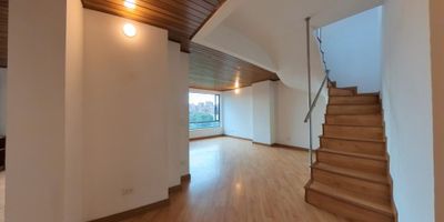 APTO DUPLEX EXTERIOR, PRIMER NIVEL: ESTUDIO, BAÑO COMPLETO, COCINA INTEGRAL MIXTA, CALENTADOR ELECTRICO DE PASO, ZONA DE LAVANDERIA, SALA COMEDOR CON CHIMENEA, SEGUNDO NIVEL:ALCOBA CON BAÑO PRIVADO Y VESTIER, PISOS EN MADERA LAMINADA, UN GARAJE PARA VEHICULO PEQUEÑO, CHIMENEA, ASCENSOR, EL EDIFICIO SE ENCUENTRA DOMOTIZADO.