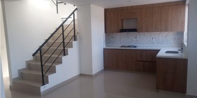 En venta  amplio y moderno apartamento dúplex de 126 m² ofrece un estilo de vida cómodo y funcional. Cuenta con 2 habitaciones, 3 baños, un acogedor balcón y una terraza ideal para disfrutar del aire libre. Su diseño de dos niveles brinda privacidad y espacios bien distribuidos para toda la familia.

Ubicado en una zona estratégica, está cerca de supermercados, centros de salud, la Autopista Sur, la Avenida Las Vegas y estaciones del metro, lo que garantiza excelente conectividad y fácil acceso a todo lo que necesitas.Recuerda que te ayudamos en todo el proceso de vivineda 
