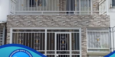 VENTA  de casa, urbanización la alborada en Jamundi, parte trasera de centro comercial alfaguara, de dos niveles con 125 m2 de area
1 nivel zona de garaje, cocina integral, patio interior, sala, comedor, estudio y baño
2 nivel alcoba principal amplia con baño, 2 alcobas auxiliares, balcon y baño de alcobas
3 nivel terraza cubierta, zona de lavado
valor $335,000,000