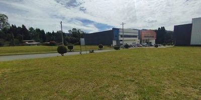 Lote en arriendo, con un área de 2345 metros cuadrados, ubicación estratégica en parque industrial, muy cerca a la autopista Medellín-Bogotá. Este lote tiene todo lo que buscas para comenzar tu bodega; Te animas a conocerlo. En Umbral siempre tenemos lo mejor para ti.