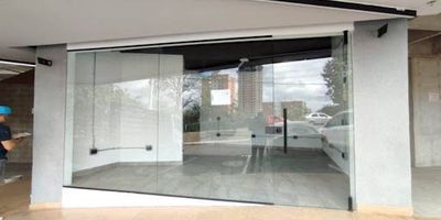 Local en arriendo en mall comercial, sector los colegios, en Rionegro, ubicado en el interior de la plaza. con fachada en vidriera y en obra blanca con las instalaciones eléctricas. Cuenta con 23mt2, es esquinero y está a borde de la entrada hacia la plazoleta interna. Parqueaderos descubiertos para visitantes y cubiertos bajo loza, ascensor, cerca a la plazoleta de comidas. Canon $3.000.000 más admón. $350.000