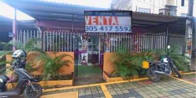 VENTA CASA BARRIO TRIUNFO SOBRE VIA PPAL CODIGO 9300FR658 Amplia casa estrato tres, comercial, bien ubicada sobre vía principal, extensión de ciento sesenta y cuatro metros cuadrados. Consta de ante jardín, sala, comedor, tres habitaciones, dos baños, patio amplio. Toda la casa con cielo raso en PVC y lámparas empotradas. 
