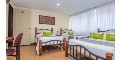 Edificio en El Cable Manizales con 21 habitaciones

Oportunidad de adquirir un edificio de cinco niveles con 980 m2 privados sobre un terreno de 310 m2 que funcionaba como hotel. Este estrato 6 destaca por su ubicación sobre vía principal y acceso pavimentado que facilita la llegada de clientes o residentes. La versatilidad del espacio permite proyectos de vivienda o reconversión comercial.

Descripción de la propiedad

El edificio cuenta con 21 habitaciones cada una con baño privado. Dispone de sala de usos múltiples y depósito para optimizar la gestión de servicios además de barra estilo americano y gas domiciliario. Ofrece cinco parqueaderos cubiertos y tres descubiertos para residentes y visitantes.

Descripción del entorno y acceso

Ubicado en El Cable, se encuentra cerca de centros comerciales y centros médicos, con transporte público cercano y portería con recepción. La zona comercial y residencial ofrece opciones de ocio y servicios a pocos pasos. El edificio incluye acceso para discapacitados y vigilancia permanente.

Contáctanos

Escríbenos por WhatsApp para agendar tu visita y conocer todos los detalles de este edificio en El Cable Manizales. Nuestro equipo resolverá tus consultas y te acompañará en cada paso del proceso de compra.


 
