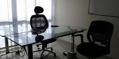 OFICINA  UBICADA EN LA ZONA NORTE BARRIO VERSALLES CUENTA CON TRES OFICINAS INTERNAS,DOS BAÑOS, AMOBLADA CON ESCRITORIOS EN VIDRIO, SILLAS GERENCIALES DE EXCELENTE CALIDAD, SALA DE ESPERA CON SOFÁS EN COLOR NEGRO Y MODERNOS,MESA DE RECEPCIÓN EN VIDRIO Y MADERA, ACABADOS DE CALIDAD, VIGILANCIA, CERCA A ENTIDADES FINANCIERAS, CENTROS COMERCIALES, ENTIDADES DEL ESTADO, CON BUENAS VÍAS DE ACCESO DE LA ZONA NORTE. INFORMES  CEL 316-2382370