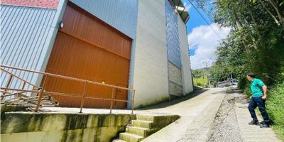 Bodega para alquiler ubicada en una excelente zona de la ciudad de Colombia, perfecta para empresas y negocios que buscan un espacio amplio y funcional para almacenamiento y distribución de sus productos. Con un área de terreno, construida y privada de 1031.0 metros cuadrados cada una, este inmueble ofrece un amplio espacio para adaptarlo a las necesidades específicas de cada cliente.

Esta moderna bodega cuenta con 2 baños y 1 garaje, ideales para facilitar las operaciones diarias y garantizar la comodidad de los trabajadores. Además, cuenta con todas las facilidades necesarias para el buen funcionamiento de cualquier empresa, tales como agua, electricidad, sistema de alarma y baño auxiliar.

Su ubicación estratégica es otro de los grandes beneficios de esta bodega, ya que se encuentra en un punto de fácil acceso para vehículos de carga, transporte público y personas con discapacidad, gracias a su acceso pavimentado y adecuaciones para personas con movilidad reducida.

Por otra parte, su entorno natural es otro de los aspectos destacados de este inmueble, rodeado de hermosos bosques nativos que brindan un ambiente tranquilo y agradable para desarrollar las actividades empresariales. Además, cuenta con amplios espacios de parqueo para visitantes y oficina de negocios en la misma propiedad.

Otro de los beneficios de esta bodega es su ubicación sobre una vía principal y cercana a transporte público, lo que facilita el acceso y la llegada de personal y clientes. Además, se encuentra en una zona industrial y residencial altamente valorada, lo que representa una gran oportunidad para empresas que buscan expandirse o establecerse en un área de crecimiento.

No pierdas la oportunidad de alquilar esta increíble bodega y llevar tu negocio al siguiente nivel. Contáctanos para más información y con gusto te atenderemos. ¡No te arrepentirás de establecerte en este excelente lugar!