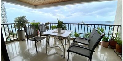 CÓDIGO 9300FR875. Apartamento con Vista al Mar en Primera Línea de Playa. Cuenta con Dos Habitaciones, cada una con su Baño Privado, Sala Comedor, Cocina Cerrada, Zona de Labores, Habitación de Servicio con Baño, Depósito y Parqueadero. El edificio cuenta con Piscina, Área Social, Planta Eléctrica Parcial, Ascensor, Portería y Vigilancia 24 Horas. SI ESTA PROPIEDAD ES DE SU INTERÉS, CONTÁCTENOS Y AGENDAMOS UNA CITA.

 
