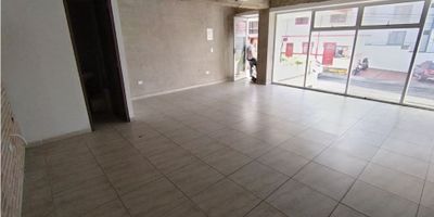Local en arriendo en Villa Nueva Manizales

Oportunidad para emprendedores que buscan un espacio estratégico de 48 m2 en el primer piso con acceso pavimentado y fachada con vitrina a la calle. Este local cuenta con bodega y servicios independientes, sin estanquillos ni fuentes de ruido que afecten tu actividad.

Descripción de la propiedad

El salón amplio permite distribuir tu negocio de forma versátil y la vitrina aporta gran visibilidad a clientes. Dispone de un baño y suelo en cerámica y mármol que facilitan la limpieza y mantenimiento. El gas domiciliario, agua y electricidad están listos para instalar equipamiento comercial.

Descripción del entorno y acceso

Ubicado en zona mixta comercial e industrial cerca de centros comerciales, colegios, universidades y parques. El acceso pavimentado conecta con vías principales y el centro médico cercano agrega valor a la ubicación. La zona urbana ofrece flujo de público constante y entorno seguro.

Contáctanos

Escríbenos por WhatsApp para conocer tarifas, condiciones y concertar tu visita directa al local. Nuestro equipo te asistirá de manera rápida y cercana para garantizar la mejor elección de tu negocio.


 
